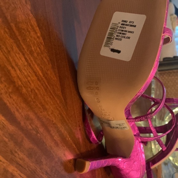 New!‼️ SCHUTZ
Lily Croc-Embossed Metallic Leather Ankle-Wrap Sandals - Picture 14 of 15